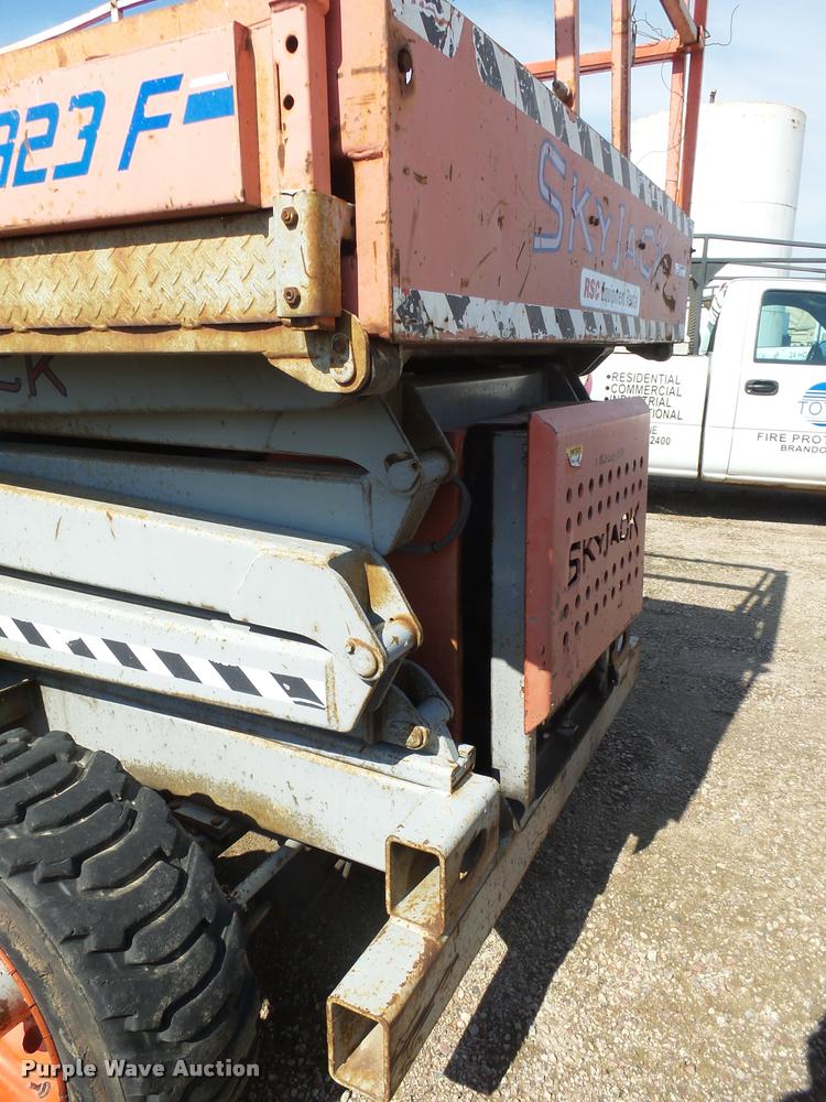 image for item DH9596 1995 Skyjack SJ8231F scissor lift