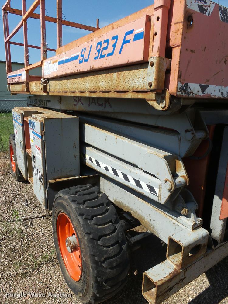 image for item DH9596 1995 Skyjack SJ8231F scissor lift