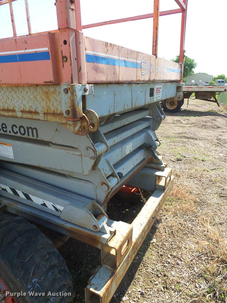 image for item DH9596 1995 Skyjack SJ8231F scissor lift