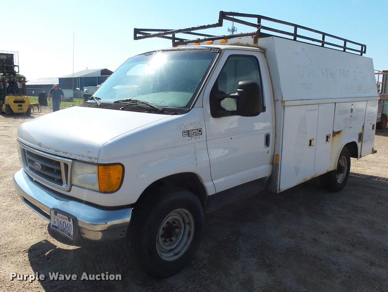 image for item DH9613 2004 Ford E350 Super Duty utility van