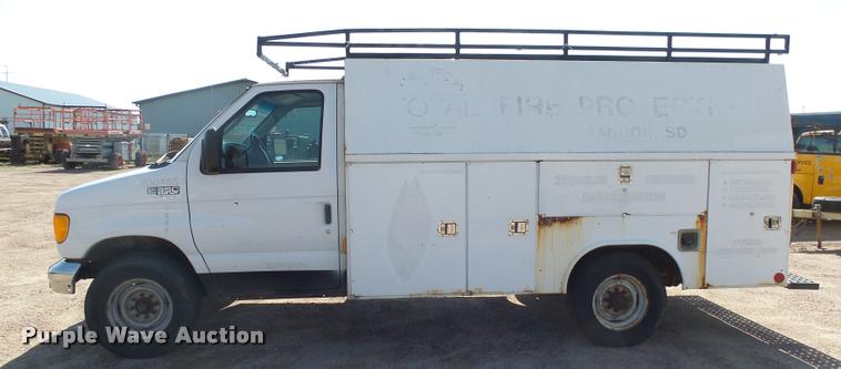 image for item DH9613 2004 Ford E350 Super Duty utility van