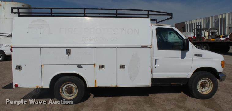 image for item DH9613 2004 Ford E350 Super Duty utility van