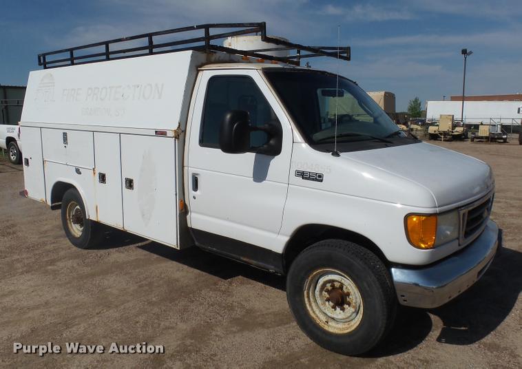 image for item DH9613 2004 Ford E350 Super Duty utility van