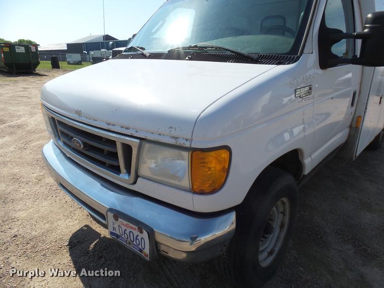 image for item DH9613 2004 Ford E350 Super Duty utility van