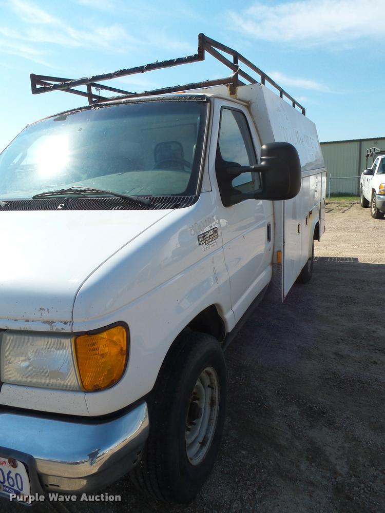 image for item DH9613 2004 Ford E350 Super Duty utility van