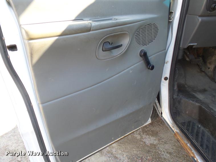 image for item DH9613 2004 Ford E350 Super Duty utility van