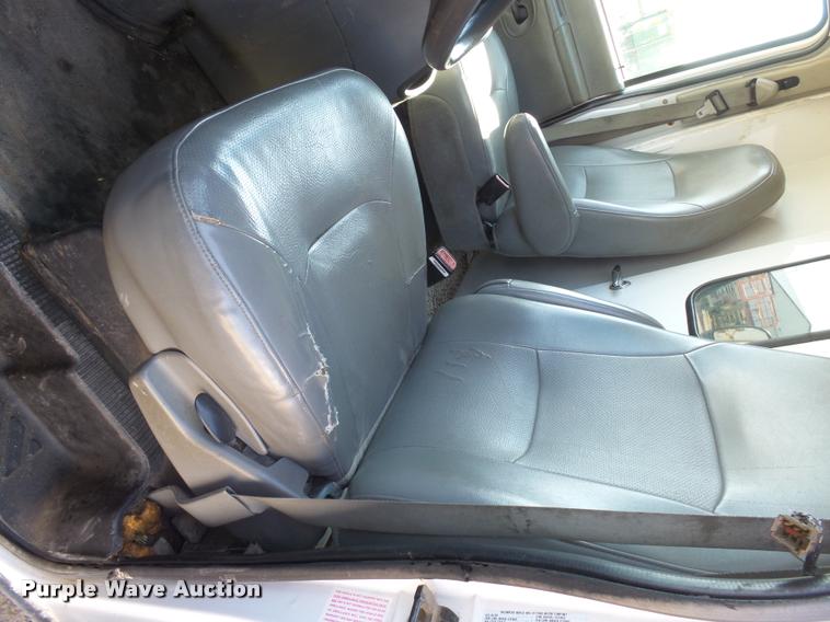 image for item DH9613 2004 Ford E350 Super Duty utility van