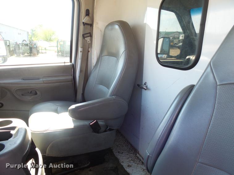 image for item DH9613 2004 Ford E350 Super Duty utility van