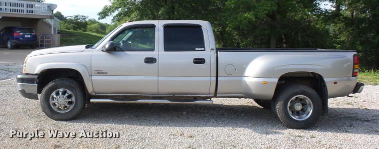 image for item DJ9506 2005 Chevrolet Silverado 3500 Crew Cab pickup truck
