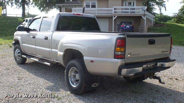 image for item DJ9506 2005 Chevrolet Silverado 3500 Crew Cab pickup truck