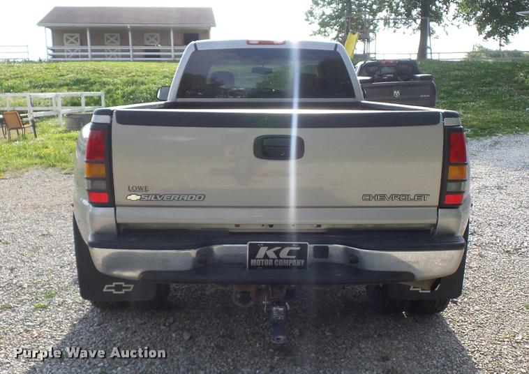 image for item DJ9506 2005 Chevrolet Silverado 3500 Crew Cab pickup truck