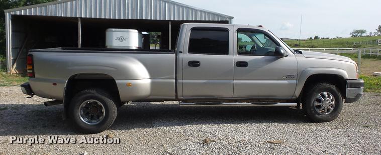image for item DJ9506 2005 Chevrolet Silverado 3500 Crew Cab pickup truck