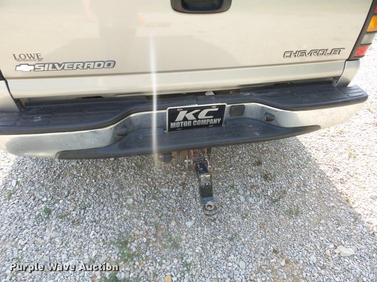 image for item DJ9506 2005 Chevrolet Silverado 3500 Crew Cab pickup truck