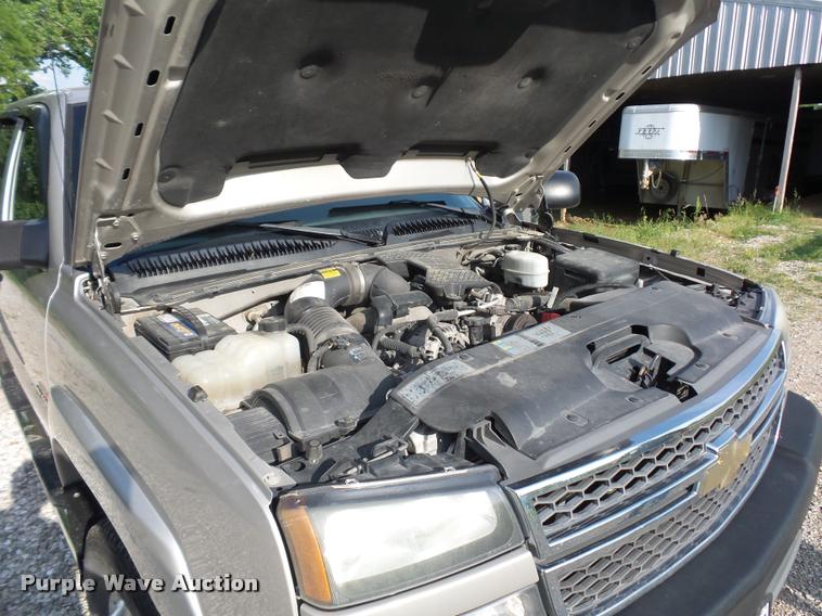 image for item DJ9506 2005 Chevrolet Silverado 3500 Crew Cab pickup truck