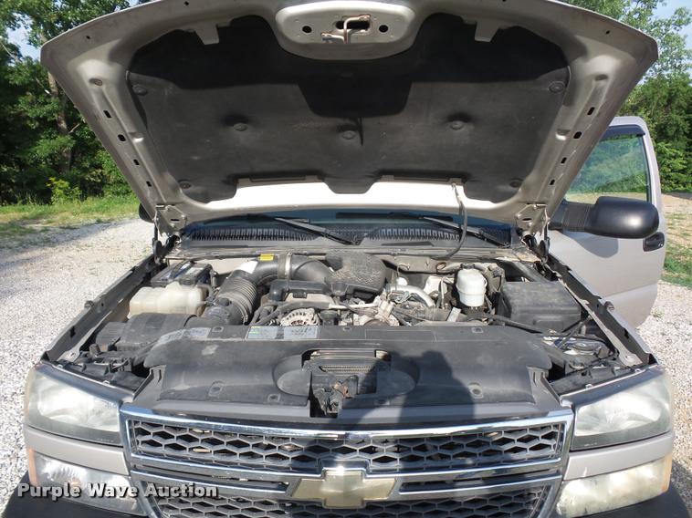 image for item DJ9506 2005 Chevrolet Silverado 3500 Crew Cab pickup truck