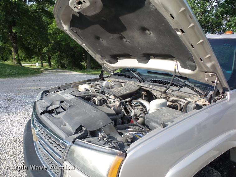 image for item DJ9506 2005 Chevrolet Silverado 3500 Crew Cab pickup truck