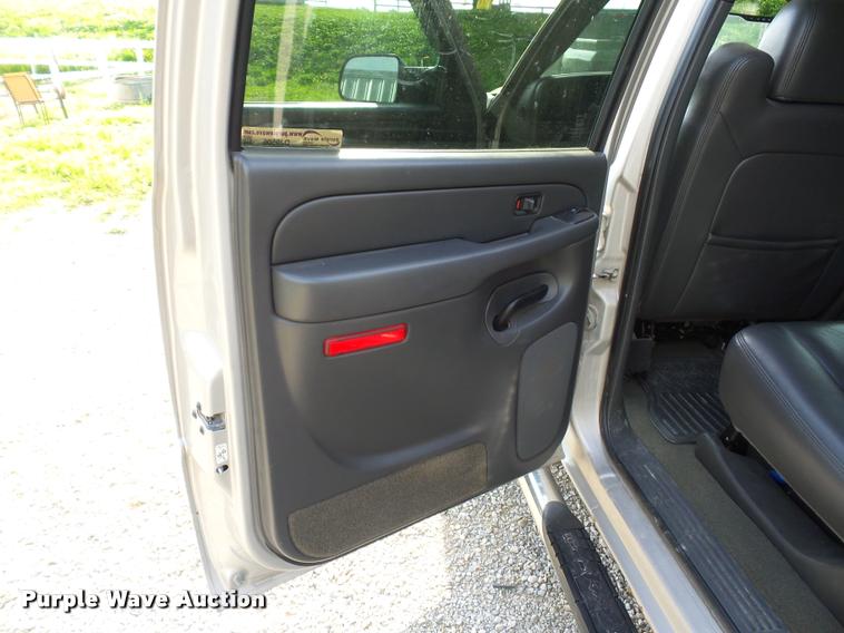 image for item DJ9506 2005 Chevrolet Silverado 3500 Crew Cab pickup truck