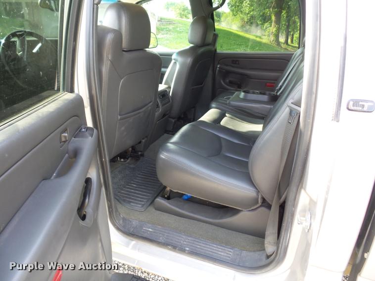 image for item DJ9506 2005 Chevrolet Silverado 3500 Crew Cab pickup truck