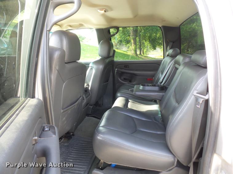 image for item DJ9506 2005 Chevrolet Silverado 3500 Crew Cab pickup truck