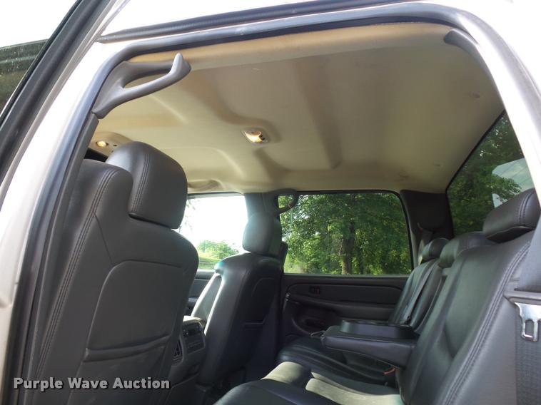 image for item DJ9506 2005 Chevrolet Silverado 3500 Crew Cab pickup truck