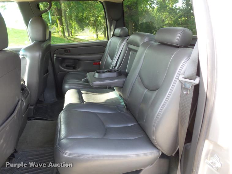 image for item DJ9506 2005 Chevrolet Silverado 3500 Crew Cab pickup truck