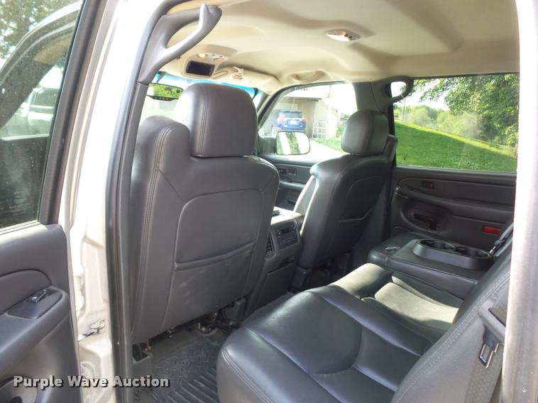 image for item DJ9506 2005 Chevrolet Silverado 3500 Crew Cab pickup truck