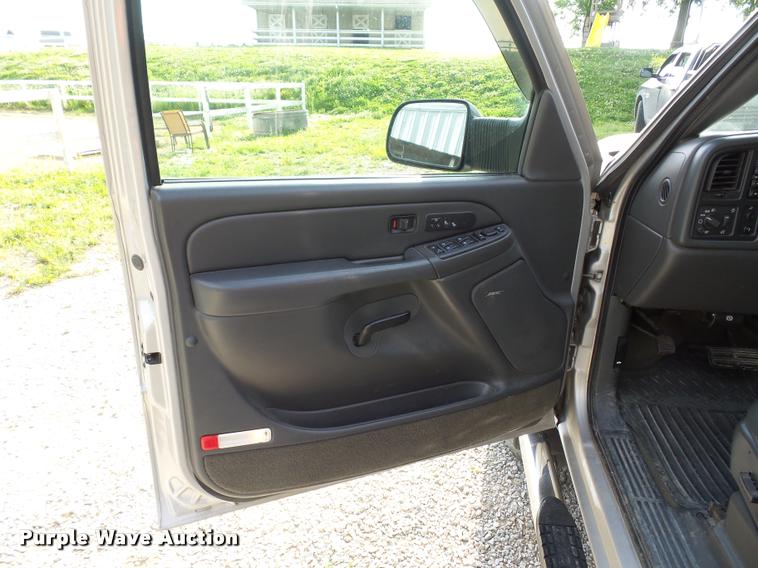 image for item DJ9506 2005 Chevrolet Silverado 3500 Crew Cab pickup truck