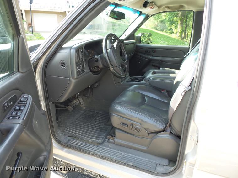 image for item DJ9506 2005 Chevrolet Silverado 3500 Crew Cab pickup truck