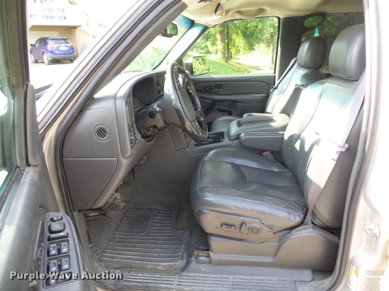 image for item DJ9506 2005 Chevrolet Silverado 3500 Crew Cab pickup truck