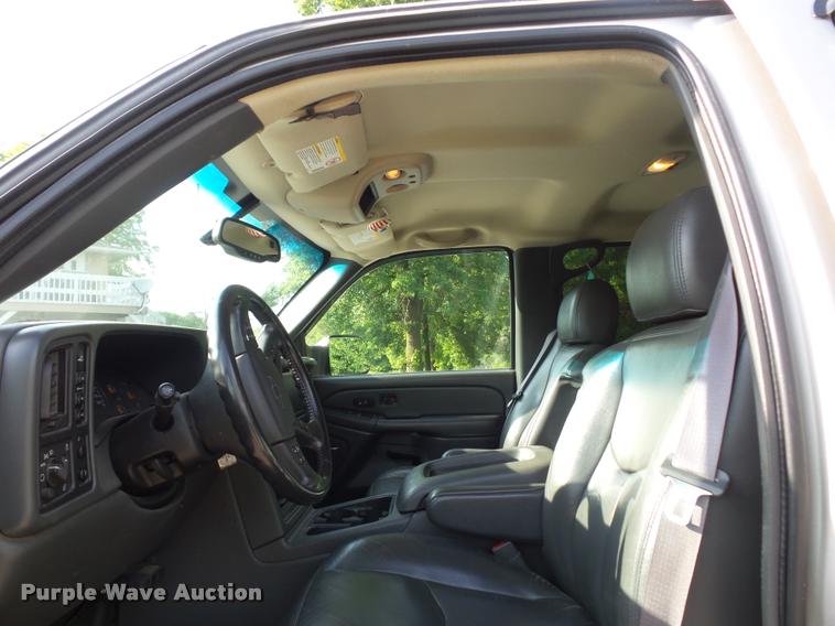 image for item DJ9506 2005 Chevrolet Silverado 3500 Crew Cab pickup truck