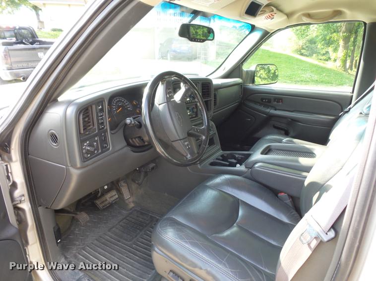 image for item DJ9506 2005 Chevrolet Silverado 3500 Crew Cab pickup truck