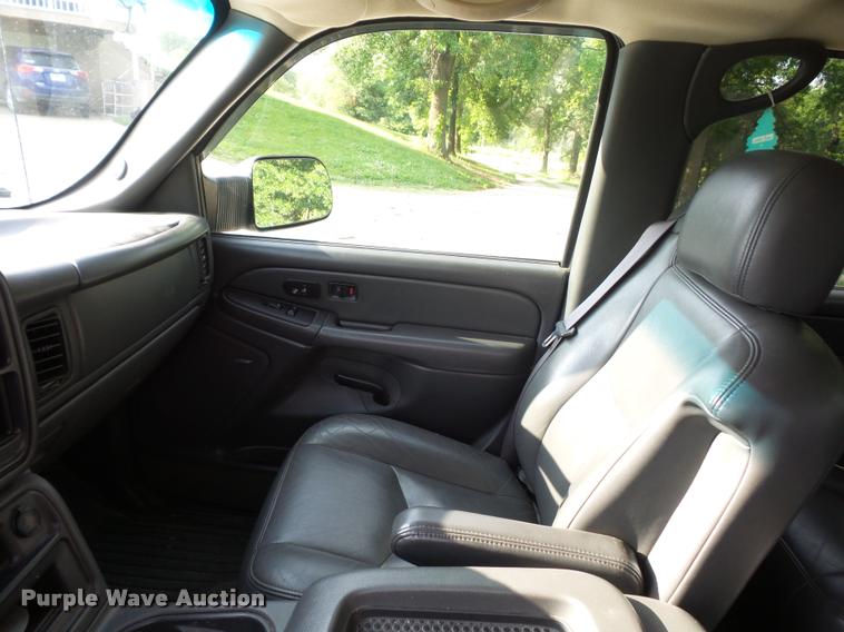 image for item DJ9506 2005 Chevrolet Silverado 3500 Crew Cab pickup truck