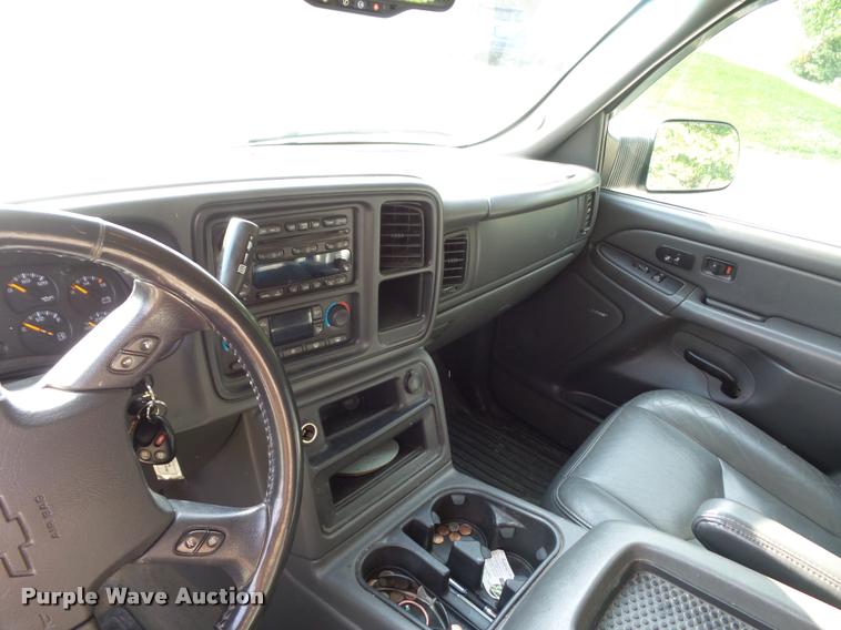 image for item DJ9506 2005 Chevrolet Silverado 3500 Crew Cab pickup truck