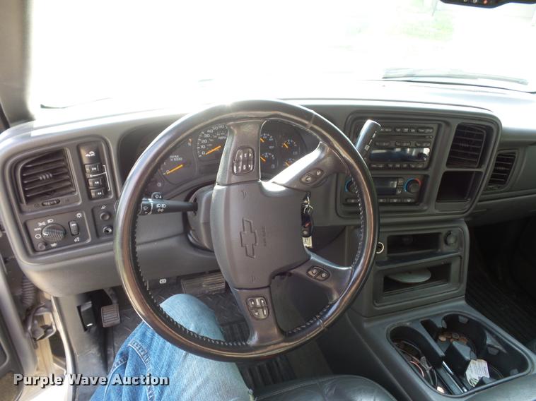 image for item DJ9506 2005 Chevrolet Silverado 3500 Crew Cab pickup truck