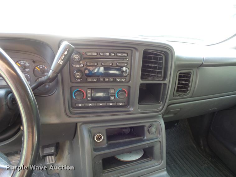 image for item DJ9506 2005 Chevrolet Silverado 3500 Crew Cab pickup truck