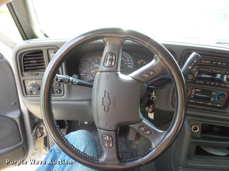 image for item DJ9506 2005 Chevrolet Silverado 3500 Crew Cab pickup truck