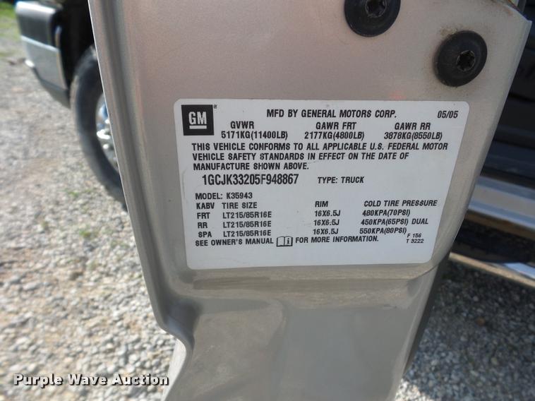 image for item DJ9506 2005 Chevrolet Silverado 3500 Crew Cab pickup truck