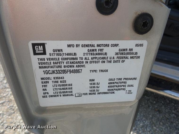 image for item DJ9506 2005 Chevrolet Silverado 3500 Crew Cab pickup truck