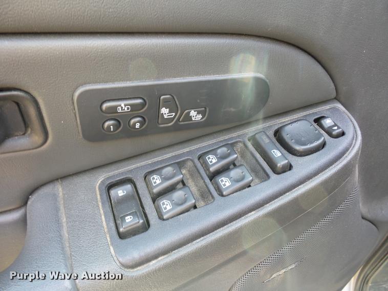 image for item DJ9506 2005 Chevrolet Silverado 3500 Crew Cab pickup truck