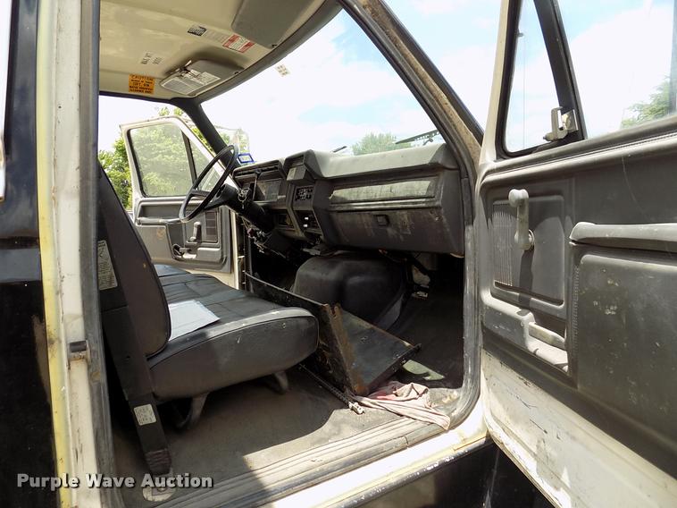 image for item DK9990 1993 Ford F800 box truck