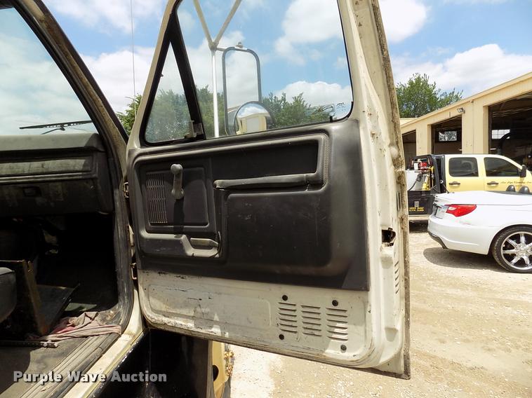 image for item DK9990 1993 Ford F800 box truck