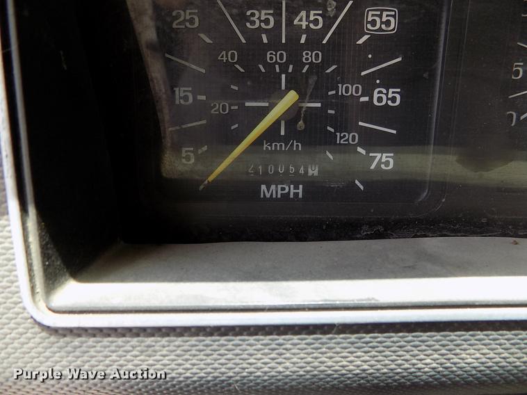 image for item DK9990 1993 Ford F800 box truck