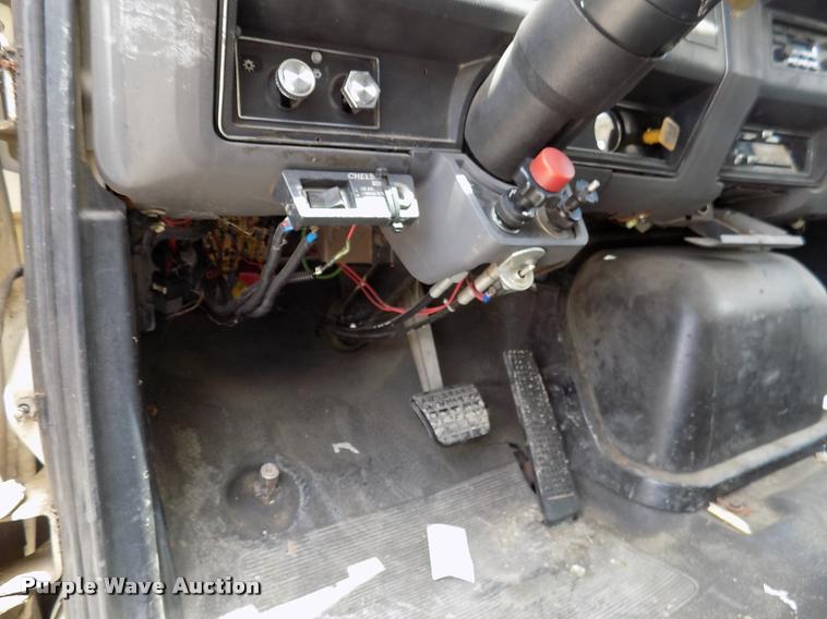 image for item DK9990 1993 Ford F800 box truck
