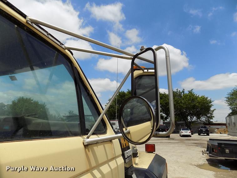 image for item DK9990 1993 Ford F800 box truck