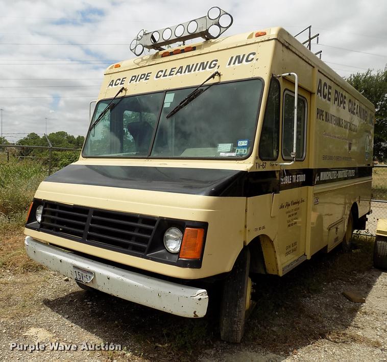 image for item DK9992 1998 Chevrolet P30 delivery truck