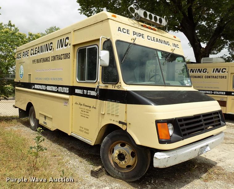 image for item DK9992 1998 Chevrolet P30 delivery truck