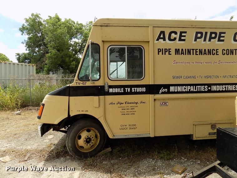 image for item DK9992 1998 Chevrolet P30 delivery truck