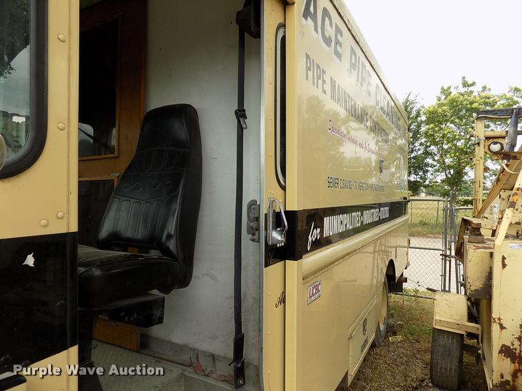 image for item DK9992 1998 Chevrolet P30 delivery truck