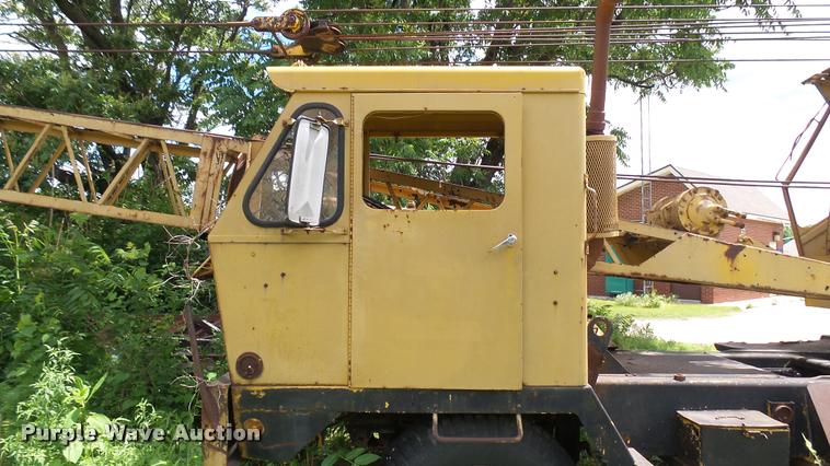 image for item DQ9015 1970 Bantam T-350 truck crane