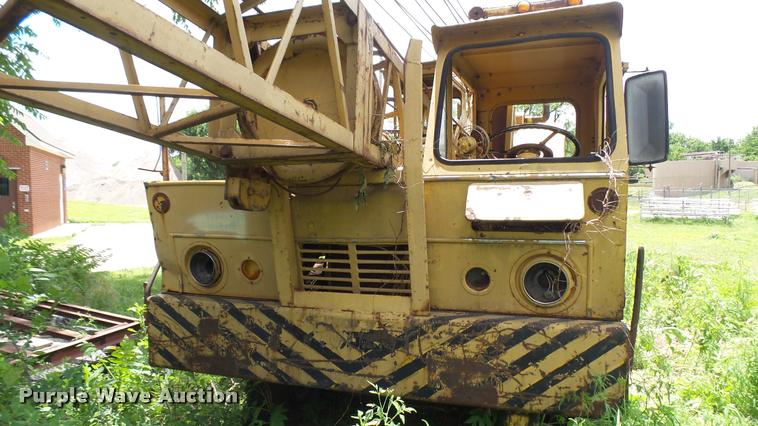 image for item DQ9015 1970 Bantam T-350 truck crane